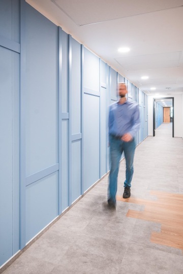 Dlouhé koridory s koberci v kancelářích OHLA ŽS