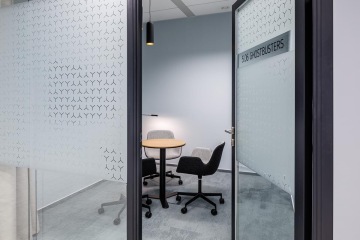 Zasedací místnost s filmovými polepy na skle