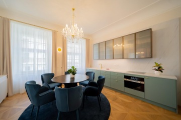 kulatý jídelní stůl a designová kuchyňská linka