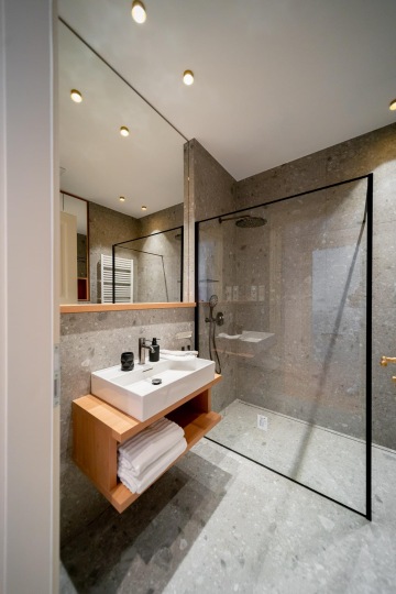 moderní koupelna se sprchovým koutem