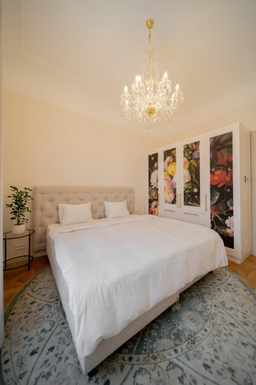 moderní ložnice s čalouněným čelem postele