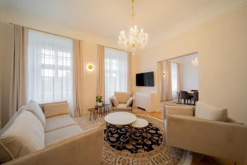 prosvětlený obývací pokoj s designovým nábytkem