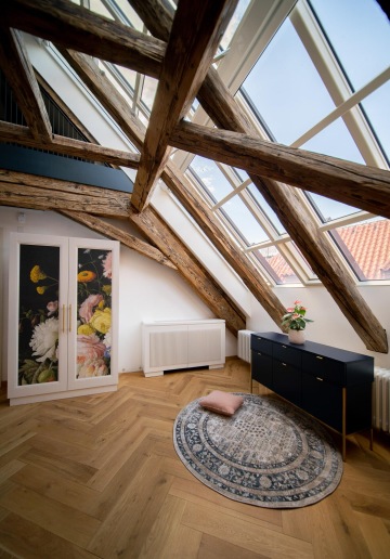 podkrovní pokoj s masivními dřevěnými trámy