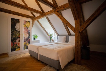 masivní trámy v podkrovní ložnici