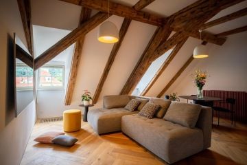 designový podkrovní apartmán s moderní pohovkou