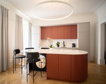 moderní zaoblená kuchyňská linka s kuchyňským ostůvkem