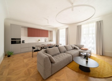 obývací pokoj s designovou kuchyňskou linkou