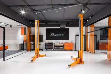 Vybavená dílna ve firemních barvách ve firmě Porsche