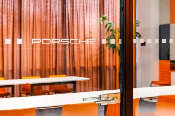 Záběr do kanceláře ve společnosti Porsche