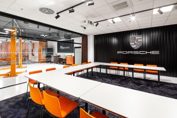 Školící centrum s pohodlným sezením a firemní atmosférou společnosti Porsche