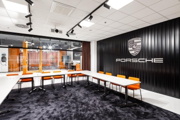 Zasedací místnost ve firemních barvách ve společnosti Porsche