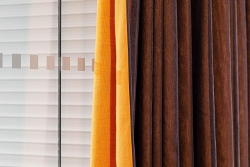 Pohled na dvoubarevný závěs