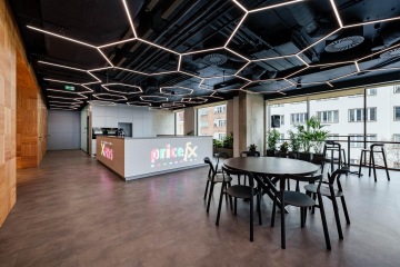 Café with atypical lighting and a range of smart technologies