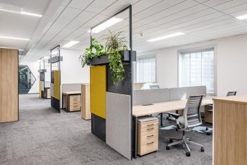 Moderní open space pracovní prostor s akustickými prvky ve společnosti Renault