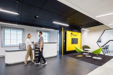 Recepce s lobby prostorem ve firemních barvách společnosti Renault