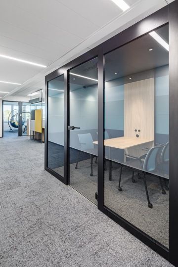 Prosklená zasedací místnost s dřevěným dekorem ve firmě Renault