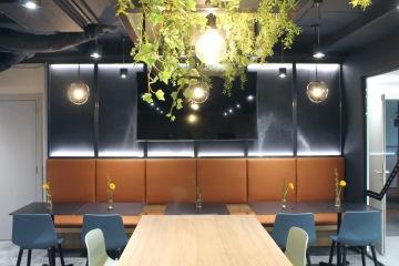 Firemní kuchyňka s prvky zeleně a designovým osvětlením ve společnosti Renault