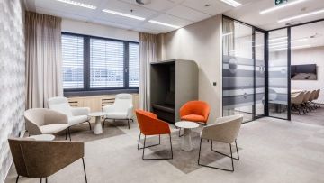 Pohodlná křesílka jsou vhodná pro relaxaci ve firmě ROWAN LEGAL