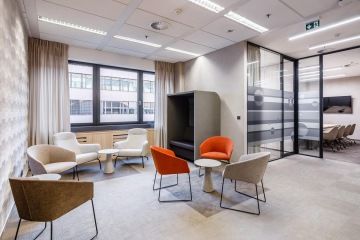 Lobby společnosti ROWAN LEGAL vedle recepce se soft seating interiérem ve firmě Rowan Legal.