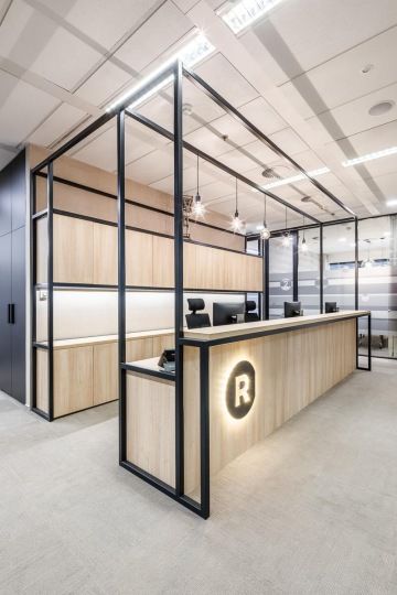 Recepční pult s kovovými příčkami a dřevěným interiérem ve společnosti ROWAN LEGAL