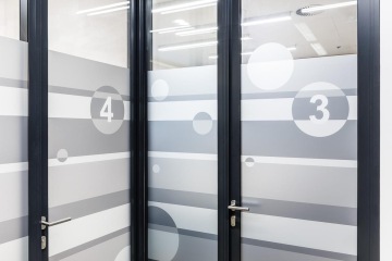 Pohled na tapety na dveřích označující danou zasedací místnost.