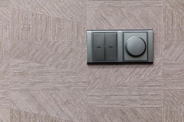Záběr na tapetu od TopDeco s černým vypínačem.