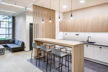 Pracovní kuchyňka ve světlých barvách s přírodními prvky ve společnosti ROWAN LEGAL