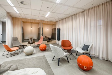 Relaxační místnost ve firmě ROWAN LEGAL s pohodlnými křesílky a sedacími balóny.