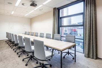 Zasedací místnost v zemitých barvách ve společnosti ROWAN LEGAL