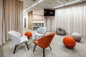 Relaxační zóna pro zaměstnance s křesílky a stylovými sedacími balóny ve společnosti ROWAN LEGAL