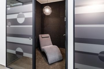 Odpočinková místnost sloužící na masáže.