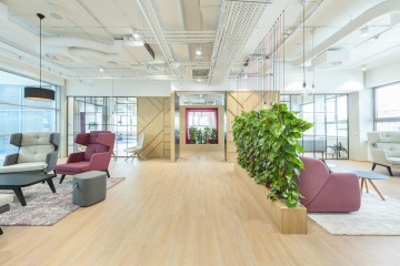 Open space prostor v kancelářích T-Mobile s dělicí skleněnou stěnou