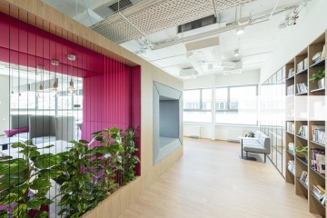 Prosvětlený prostor s přírodními motivy ve firmě T-Mobile