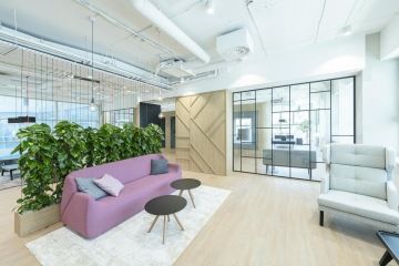 Odpočinková zóna ve firmě T-Mobile s komfortním interiérem pro relax zaměstnanců