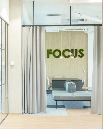 Záběr do kancelářského prostoru pro neformální meetingy ve firmě T-Mobile