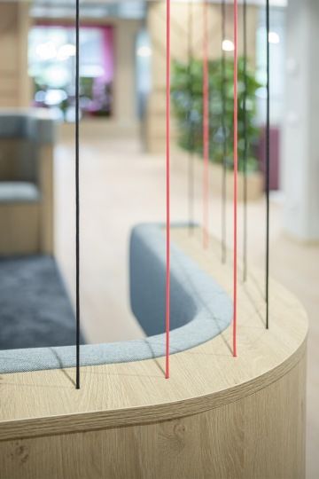 Lanová vizuální bariéra slouží jako akustický prvek v kancelářích T-Mobile