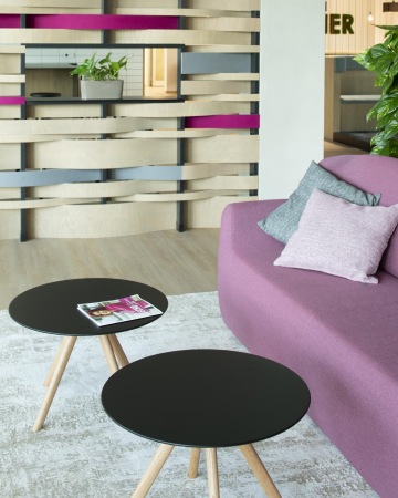 Pohled na komfortní sedačkou v odstínu magenta ve firmě T-Mobile