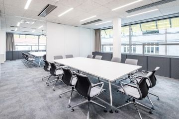 Zasedací místnost s posuvnou stěnou pro oddělení místností.