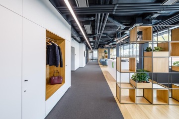 Pohled na recepční pult a lobby prostor ve společnosti Sev.en Energy.