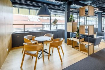 Lobby prostor se stylovým interiérem, který tvoří poličky na míru od společnosti Interio.