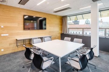 Zasedací místnost s přírodními prvky ve společnosti Sev.en Energy.