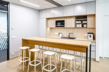 Pracovní kuchyňka s dřevěným interiérem ve společnosti Sev.en.