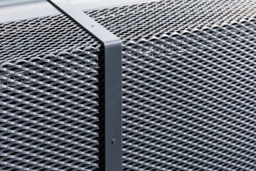 Detail na parapet z tahokovu, který skvěle ladí do interiéru kanceláří Sev.en Energy.