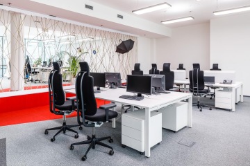 Pohled na open space kancelář s ergonomickým interiérem ve firmě Seznam