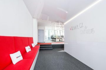 Společenský prostor s logem Seznam