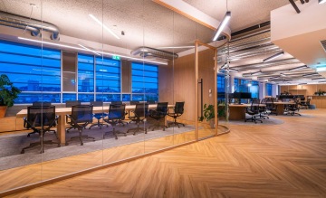 Vstupní prostor s prosklenou zasedačkou