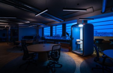 Designová telefonní budka v open spacu