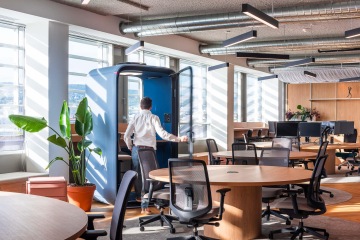 Pracovní zóna s telefonní budkou