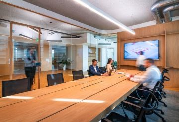 Dlouhý stůl jako dominanta zasedací místnosti