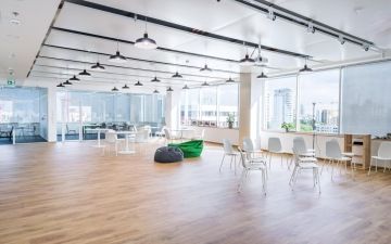 Prostor kanceláře rozdělen skleněnými příčkami.